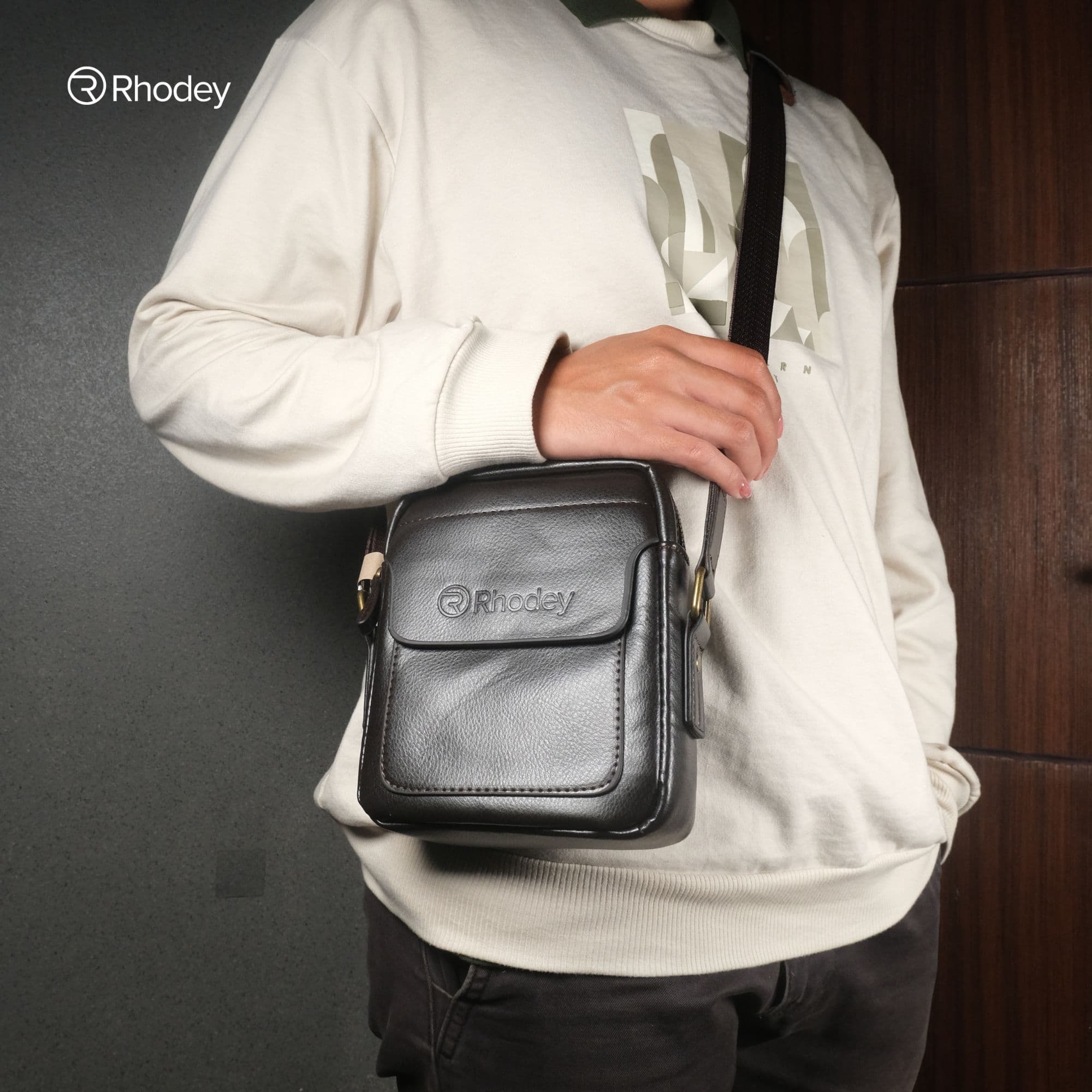 Tas Selempang Pria Messenger Shoulder Bag PU Leather - Rhodey Tas Selempang Pria Messenger Shoulder Bag PU Leather - 6331 FB0ABR_COKLAT Tas Selempang Pria Messenger Shoulder Bag PU Leather - Rhodey Tas Selempang Pria Messenger Shoulder Bag PU Leather - 6331 FB0ABR_COKLAT